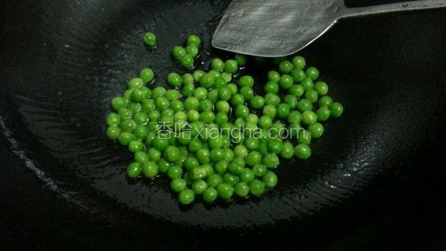 放少许油，放入青豆加少许盐