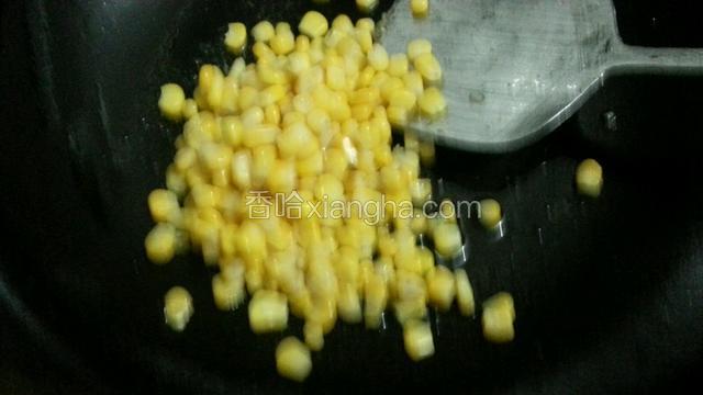放少许油，放入玉米粒加少许盐
