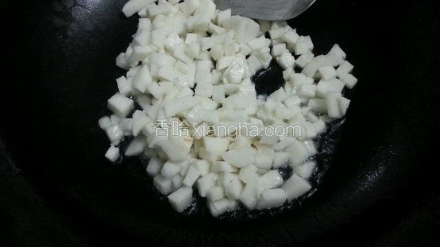 放少许油，放入山药加少许盐
