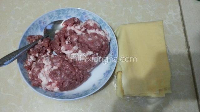 准备好肉馅和豆皮