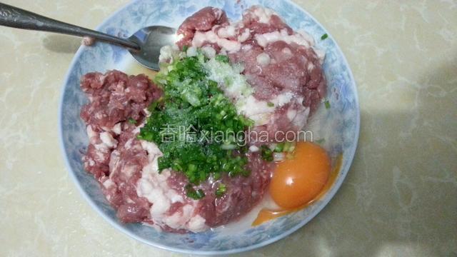 在肉馅中加入葱花，鸭蛋，盐和料酒