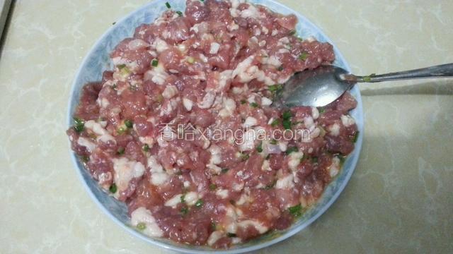 肉馅搅拌均匀