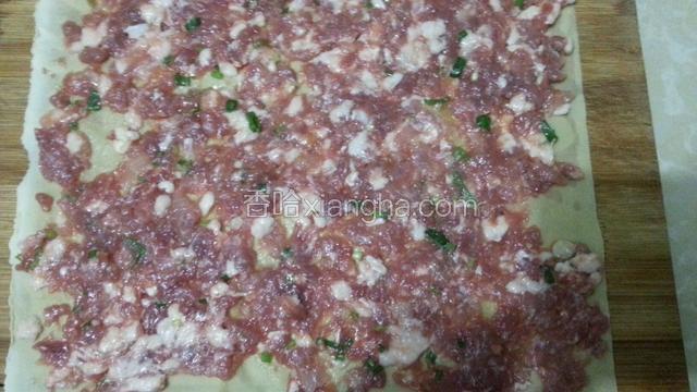 我将豆皮切成2张，将肉馅铺在豆皮上，用勺子压平