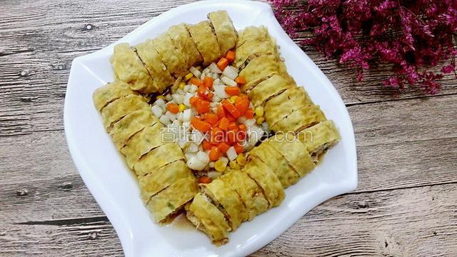 倒上蒸鱼豉油，我中间放了点蔬菜