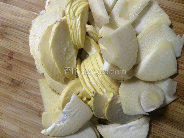 将笋洗净切片