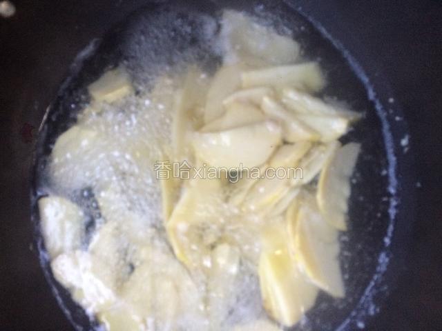 用开水焯一下笋片，捞出备用