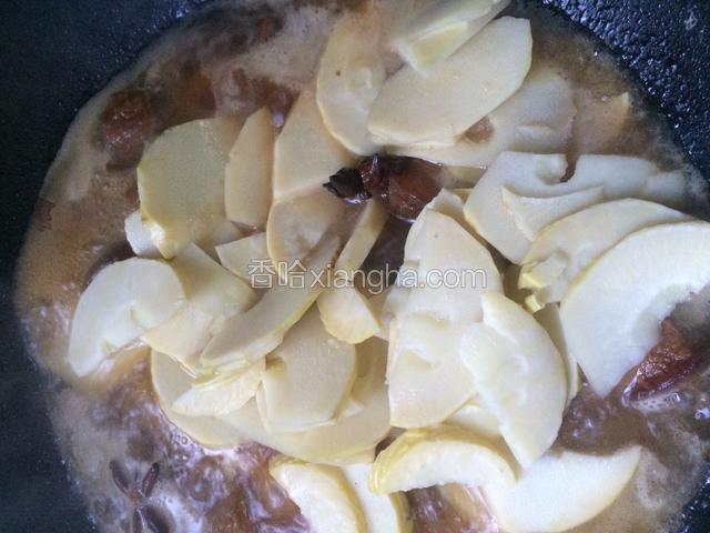 将焯好的笋片倒入锅中，加适量的水和老抽、盐；将肉和笋烧透