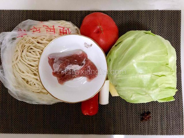 准备食材：面条、西红柿、圆白菜、猪肉……
