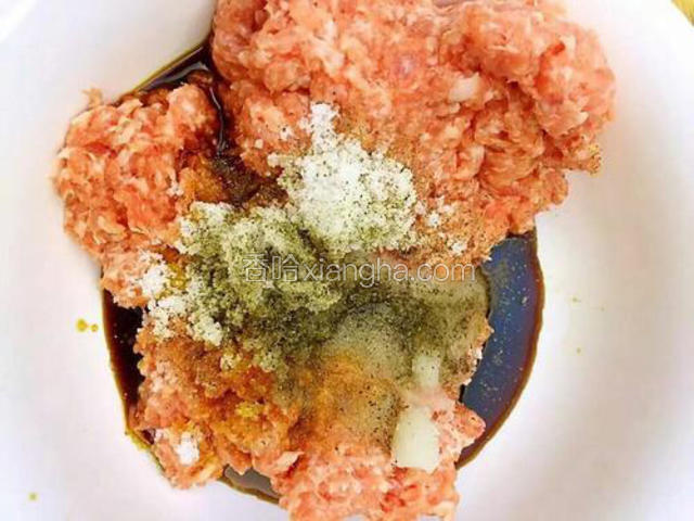 将细砂糖，生抽，老抽，黑胡椒粉，白酒倒入肉糜，顺时针搅拌均匀。慢慢倒入打散的鸡蛋，边倒边顺时针搅拌，至肉馅起黏性。