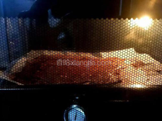 入烤箱。烤箱提前预热到上下火180度，中层，烤10分钟。取出后在肉脯表面刷一层蜂蜜水（将配方中的蜂蜜和水调匀），再入烤箱烤8分钟左右，取出后肉脯翻面，在另一面也刷蜂蜜水。再入烤箱烤3到5分钟。