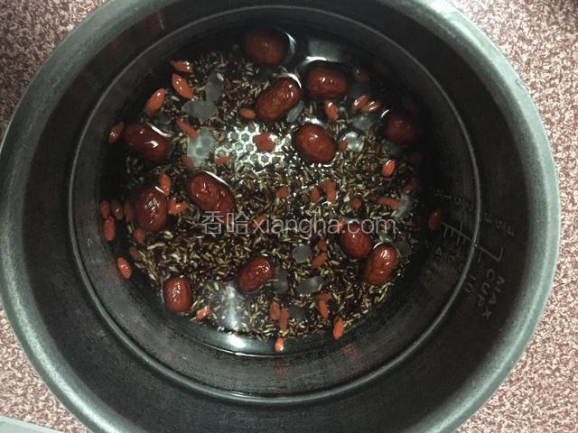 倒入800克清水