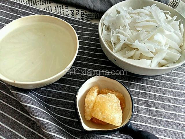 买椰子的时候，可以叫老板把椰子肉都刨下来，喜欢厚点的也可以自己切