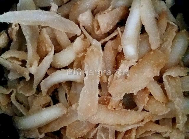 把椰子水倒入炒锅内，放入冰糖，待冰糖融化后，倒入椰子肉，不断的翻炒，差不多干水的时候要小火，记住小火，继续翻炒