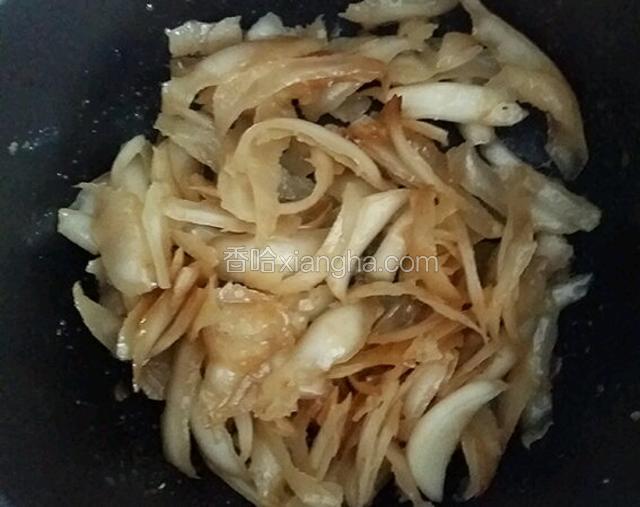 不时的去翻两下，慢慢的就可以看到出糖，这时已经满屋子的椰子香味了！
