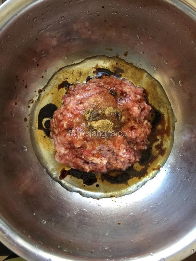 肉馅放入所有调料拌匀，腌制半小时；