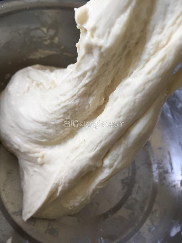 提起面团会缓缓向下流的状态是最理想的；