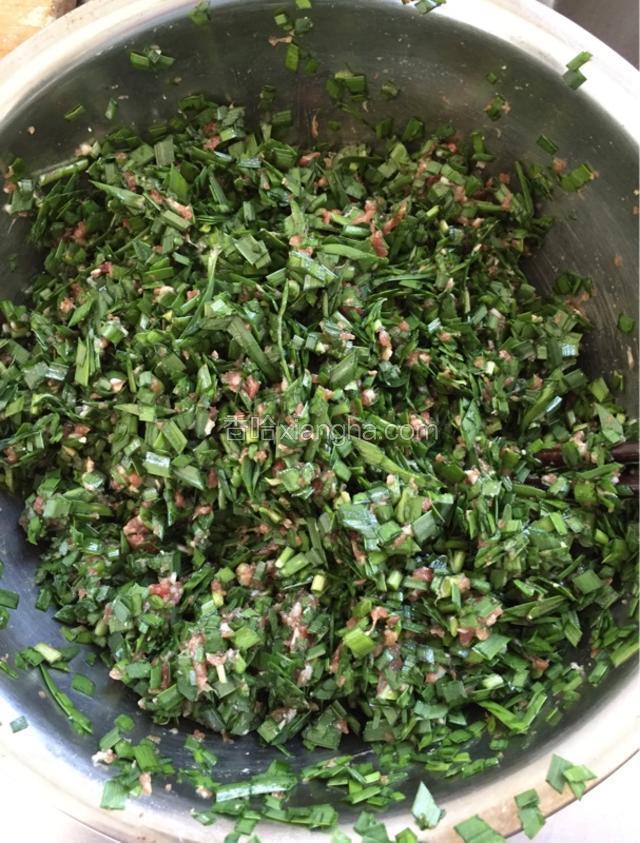 韭菜切小拌入肉馅，搅拌均匀；