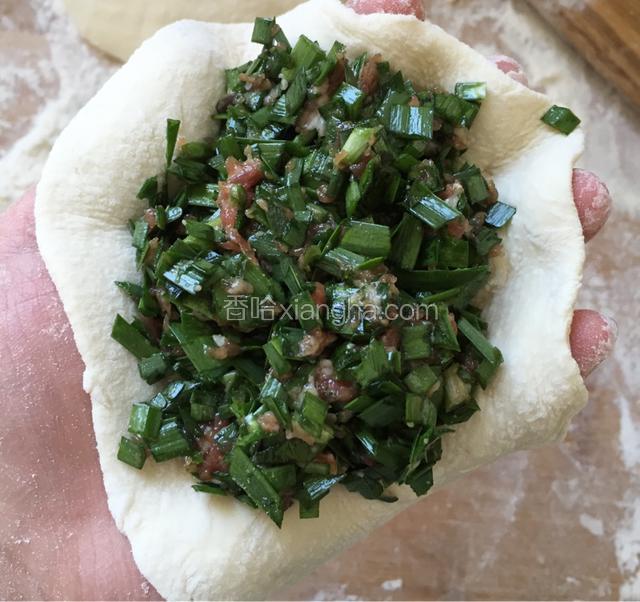 将手沾些干粉，分割成大小相等的剂子，按照包包子的方法包起来；