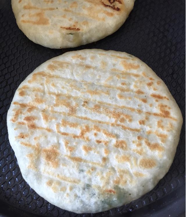 电饼铛开启馅饼键，两年煎黄就可以享用啦；