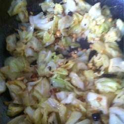 包菜炒花生的做法[图]