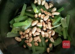 凉拌芹菜花生米的做法图解3