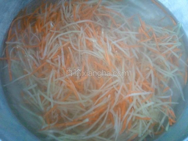 将焯水的土豆丝，胡萝卜丝用清水镇一下