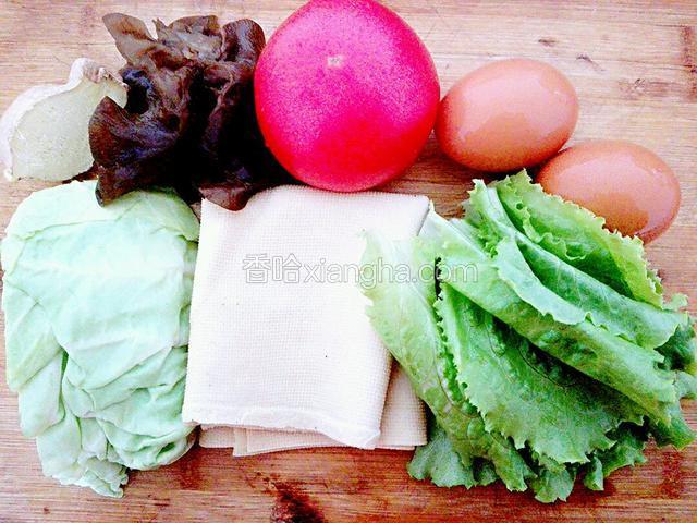 准备好食材：生姜，木耳，西红柿，鸡蛋，圆白菜，豆腐皮，生菜。