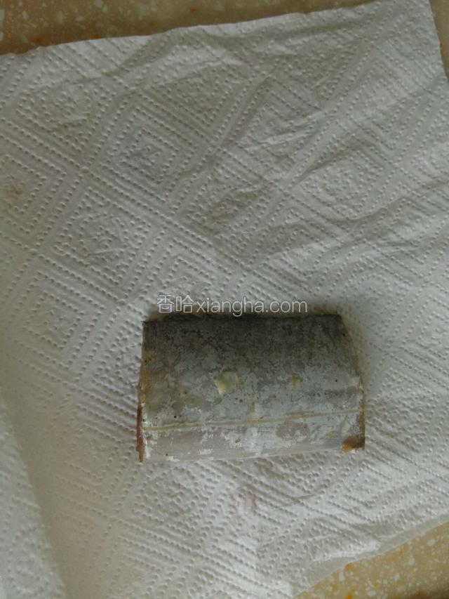 腌好的带鱼用厨房用纸吸干水份。