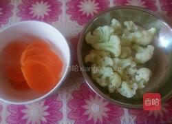 胡萝卜炒菜花的做法图解1