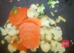 胡萝卜炒菜花的做法图解6