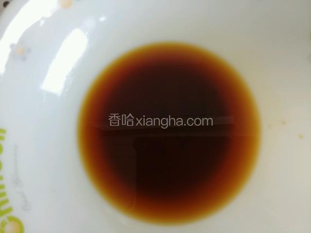 拿一大碗调汁，加海鲜酱油，醋，糖，香油，蚝油，水调汁。