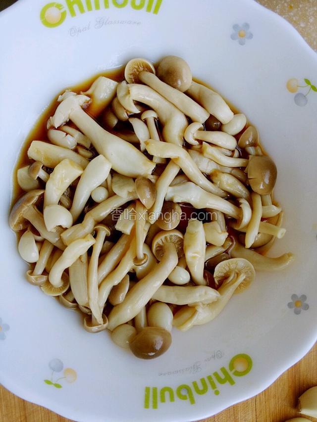 将焯好的双菇加到调好的汁里煨20分钟。