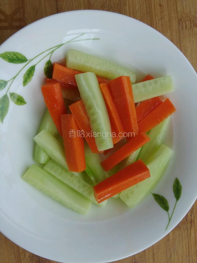 胡萝卜，黄瓜切小段，开水里焯一下。