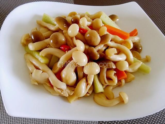 煨好的双菇沥干汁和胡萝卜，黄瓜搅拌一下，装盘。