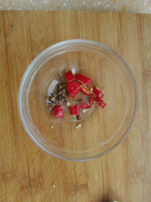 锅中烧油至7成热，倒入花椒和树椒粒中，制作麻辣油，捞出花椒和树椒粒，把麻辣油浇在双菇上。