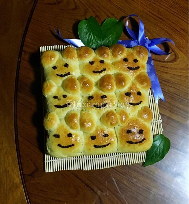 挤挤小熊豆沙面包