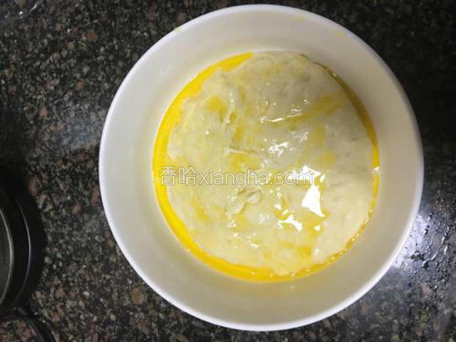 把黄油隔水融化后放凉倒入面团，然后揉均匀进面团