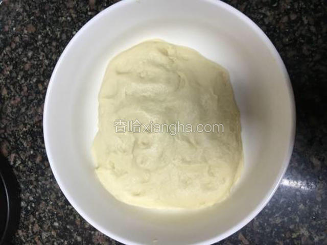 继续揉二十分钟，猱不出膜也不要紧，只要揉成松软就可以