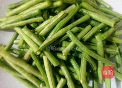叉烧炒豇豆的做法图解1