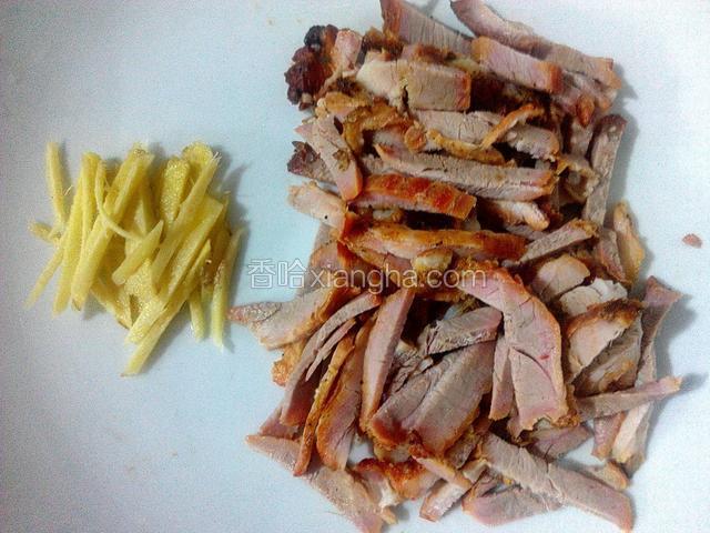 叉烧切条形、姜去皮切丝