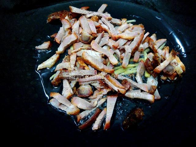 热锅放油、放姜、叉烧爆炒片刻