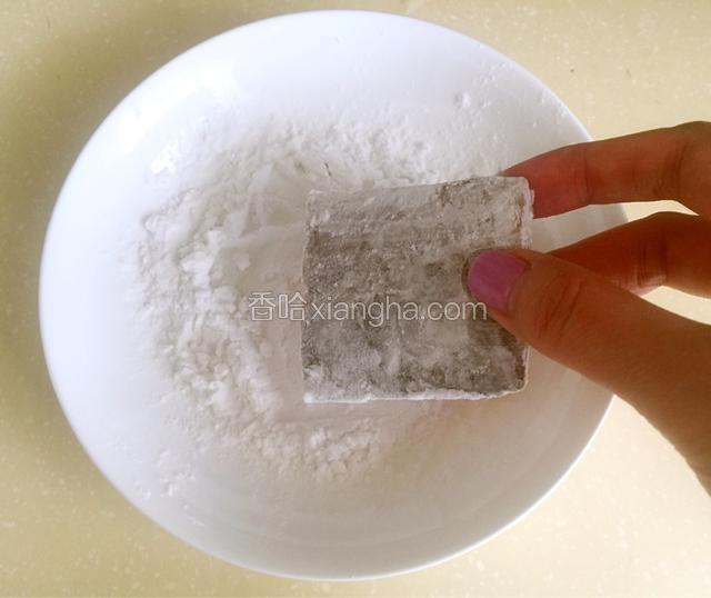 盘中放适量淀粉，将腌制好的带鱼两面薄薄沾取一层淀粉。