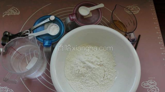 准备食材，粉类，水，油称量一下