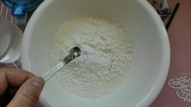 面粉放入盆中加入少许食用碱面