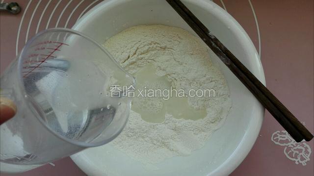干粉搅匀用温水逐渐慢慢加入和成面团
