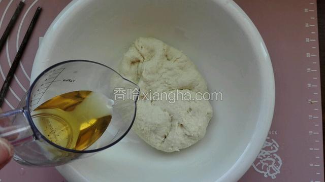 在逐渐加入食用油，每次揉均匀在加入下次继续揉均匀