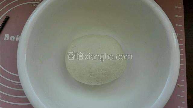 然后盖上保鲜膜饧三个小时，每隔一小时揉一揉，使面更光华揉和