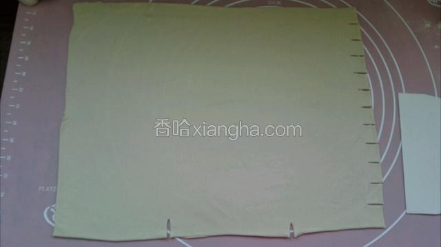 用擀面杖擀薄一些的面皮，用切刀切岀记号