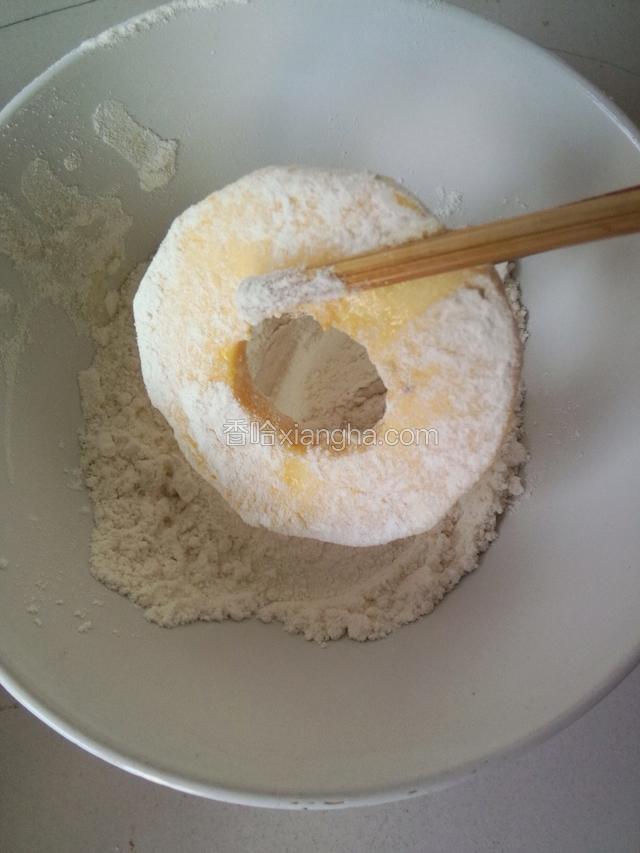 再把面粉均匀的粘到苹果上！