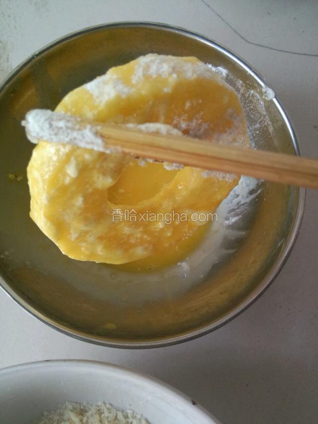 再次使蛋液均匀的粘在苹果上！